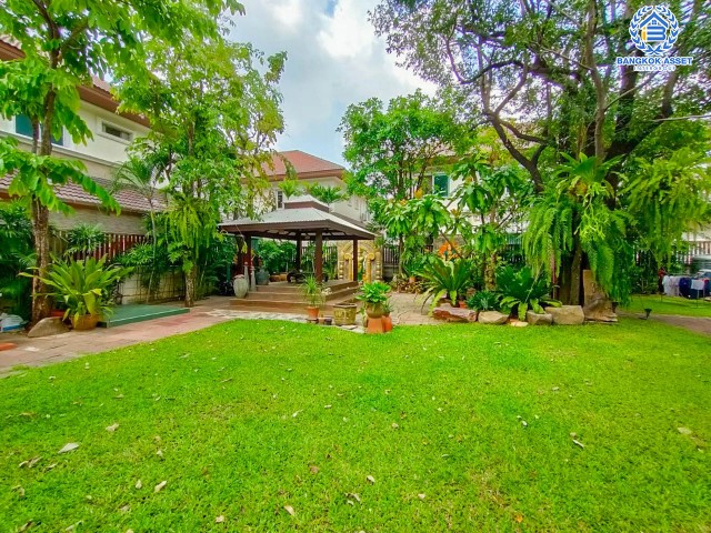 *****บ้านเดี่ยวมือสองย่านกรุงเทพฯ ม.เอ็นริช พาร์ค กาญจนาภิเษก หลังมุม เนื้อที่กว้างเกือบ 263 ตร.ว. ฟังก์ชัน 3 ห้องนอน 4 ห้องน้ำ ที่จอดรถ 4 คัน บ้านหลังใหญ่ ตกแต่งพร้อมอยู่ พื้นที่รอบบ้านกว้างขวาง โครงการอยู่ติดถนนกาญจนาภิเษก เดินทางสะดวกด้วยรถไฟฟฟ้าสายสีน้ำเงิน "สถานีหลักสอง" จองเลย!